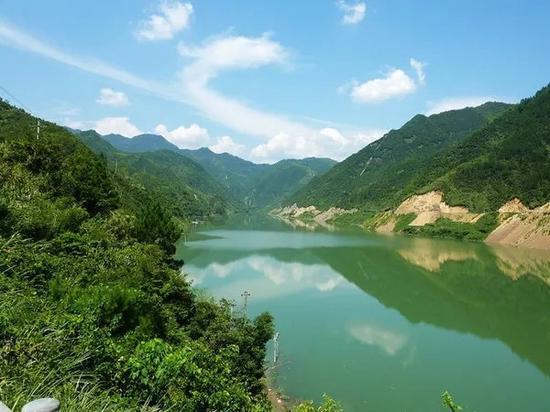 API原油库存大幅去库，油价日内剧烈波动小幅收跌